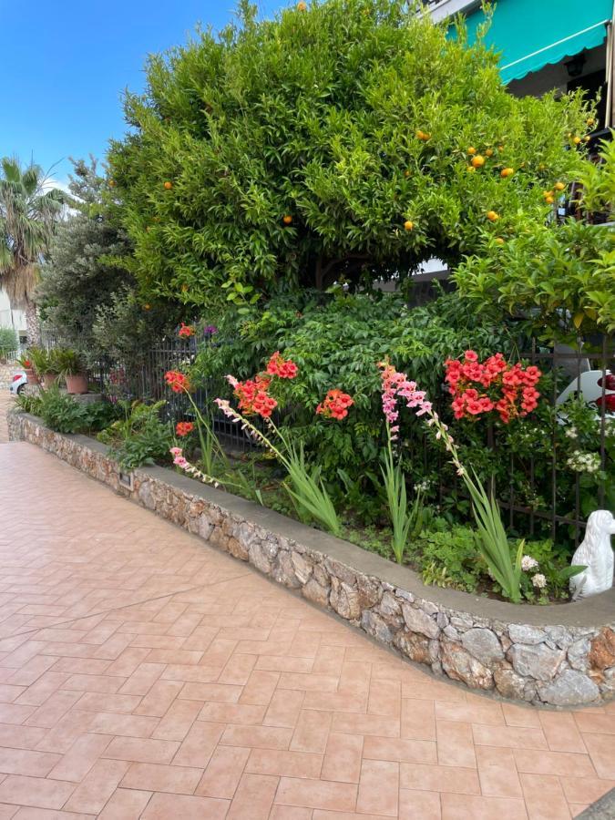 Apartment Aurora & Nicole Ideal Per Biker Con Terazza Vista Mare Parcheggio E Wi-Fi Gratuiti Pietra Ligure Exteriör bild