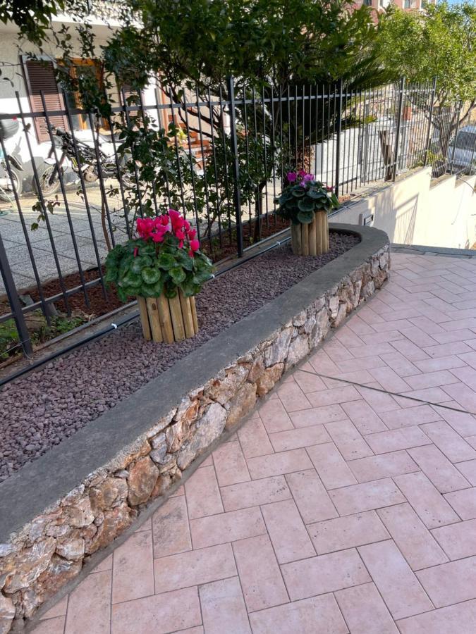 Apartment Aurora & Nicole Ideal Per Biker Con Terazza Vista Mare Parcheggio E Wi-Fi Gratuiti Pietra Ligure Exteriör bild